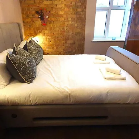 Apartment Cozy Retreat Near Snaresbrook Station London