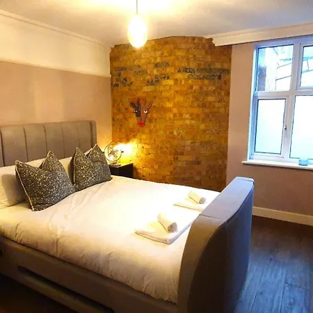 Cozy Retreat Near Snaresbrook Station Apartment