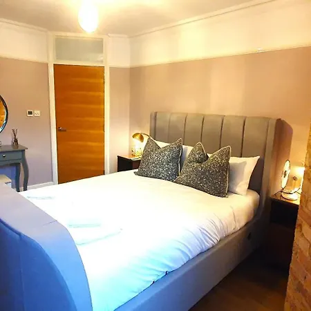 Cozy Retreat Near Snaresbrook Station London