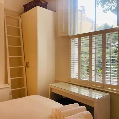 Beautiful Two Bedroom Flat In Kensington Apartment *