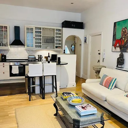 Beautiful Two Bedroom Flat In Kensington
