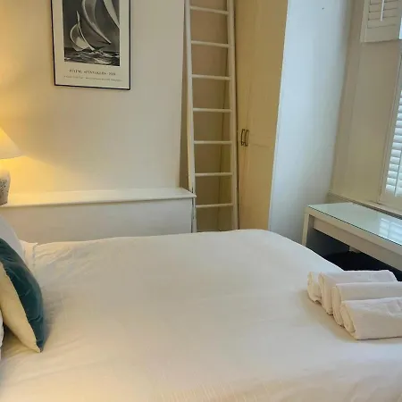 Beautiful Two Bedroom Flat In Kensington *