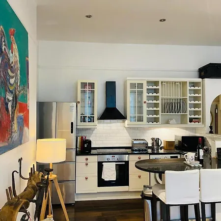 Beautiful Two Bedroom Flat In Kensington London