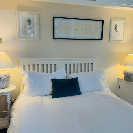 Beautiful Two Bedroom Flat In Kensington London