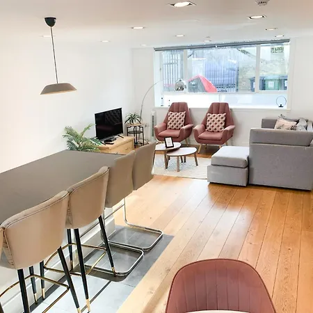 Spacious 3-bedroom Flat In Holloway With Unique Patio With Free Wi-fi *