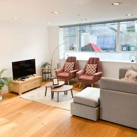 Spacious 3-bedroom Flat In Holloway With Unique Patio With Free Wi-fi Apartment