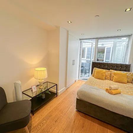 Spacious 3-bedroom Flat In Holloway With Unique Patio With Free Wi-fi * London
