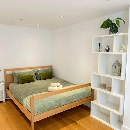 Apartment Spacious 3-bedroom Flat In Holloway With Unique Patio With Free Wi-fi *