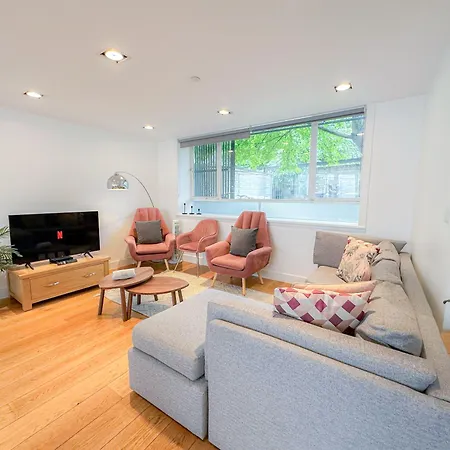 Spacious 3-bedroom Flat In Holloway With Unique Patio With Free Wi-fi Apartment London