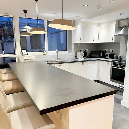 Spacious 3-bedroom Flat In Holloway With Unique Patio With Free Wi-fi *