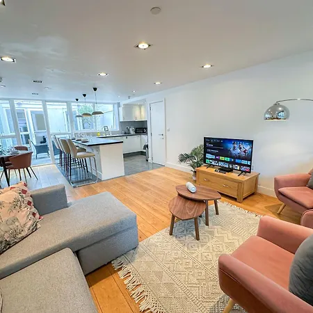 Spacious 3-bedroom Flat In Holloway With Unique Patio With Free Wi-fi London