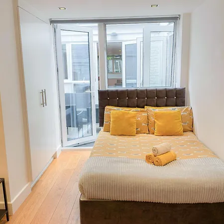 Spacious 3-bedroom Flat In Holloway With Unique Patio With Free Wi-fi * London