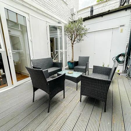 Apartment Spacious 3-bedroom Flat In Holloway With Unique Patio With Free Wi-fi *