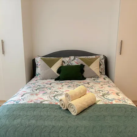 Spacious 3-bedroom Flat In Holloway With Unique Patio With Free Wi-fi *
