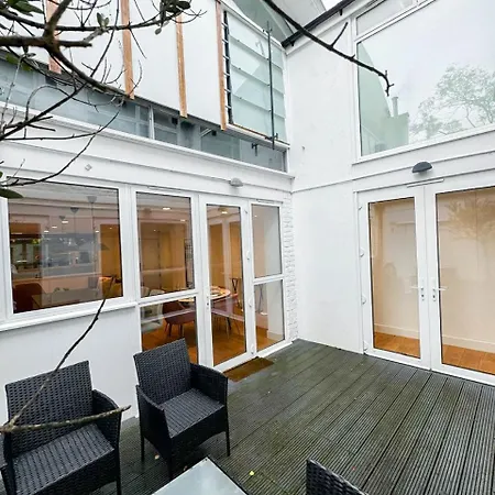Spacious 3-bedroom Flat In Holloway With Unique Patio With Free Wi-fi London