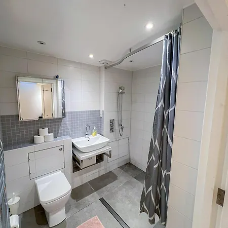 Spacious 3-bedroom Flat In Holloway With Unique Patio With Free Wi-fi Apartment