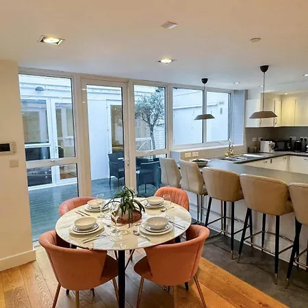 Apartment Spacious 3-bedroom Flat In Holloway With Unique Patio With Free Wi-fi London