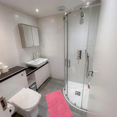 Spacious 3-bedroom Flat In Holloway With Unique Patio With Free Wi-fi *