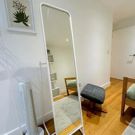 Spacious 3-bedroom Flat In Holloway With Unique Patio With Free Wi-fi * London