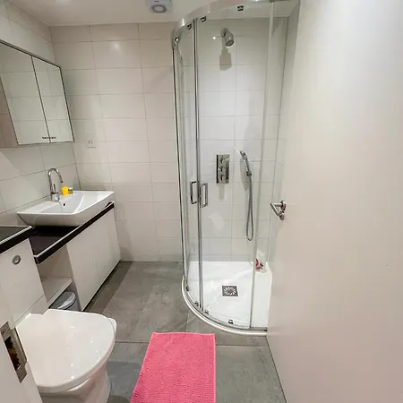 Apartment Spacious 3-bedroom Flat In Holloway With Unique Patio With Free Wi-fi *