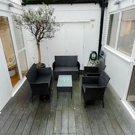 Spacious 3-bedroom Flat In Holloway With Unique Patio With Free Wi-fi Apartment London