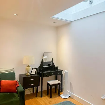 Apartment Spacious 3-bedroom Flat In Holloway With Unique Patio With Free Wi-fi
