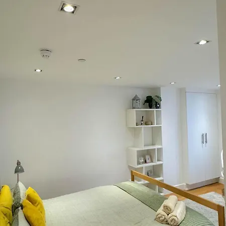 Apartment Spacious 3-bedroom Flat In Holloway With Unique Patio With Free Wi-fi *