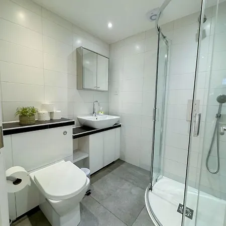 Spacious 3-bedroom Flat In Holloway With Unique Patio With Free Wi-fi Apartment London