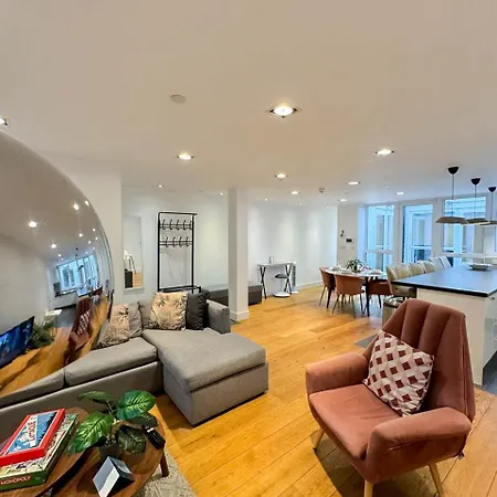 Apartment Spacious 3-bedroom Flat In Holloway With Unique Patio With Free Wi-fi London