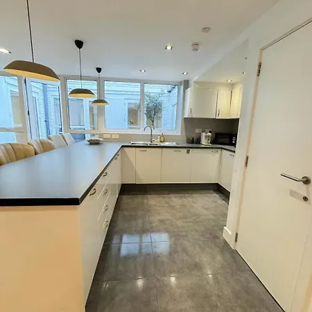 Spacious 3-bedroom Flat In Holloway With Unique Patio With Free Wi-fi *