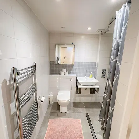 Spacious 3-bedroom Flat In Holloway With Unique Patio With Free Wi-fi