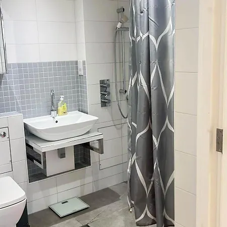 Apartment Spacious 3-bedroom Flat In Holloway With Unique Patio With Free Wi-fi *