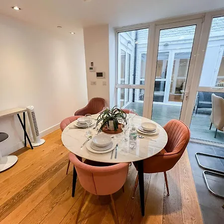 Spacious 3-bedroom Flat In Holloway With Unique Patio With Free Wi-fi London
