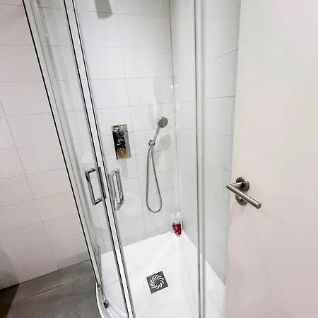 Apartment Spacious 3-bedroom Flat In Holloway With Unique Patio With Free Wi-fi