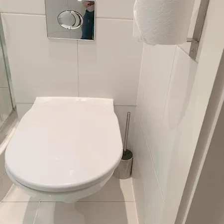 Apartment Bright And Airy One Bedroom Condo, Olympia, Kensington London