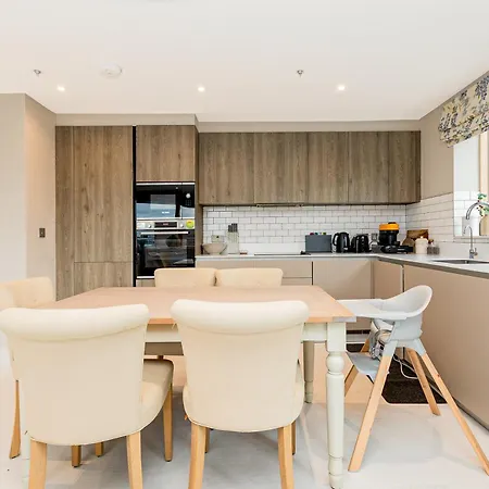 Stylish 2br Flat, 6 Min Chiswick Park Tube Apartment