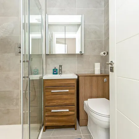 Apartment Stylish 2br Flat, 6 Min Chiswick Park Tube *