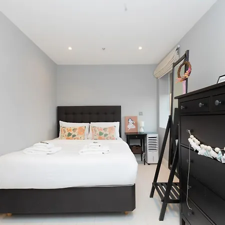 Stylish 2br Flat, 6 Min Chiswick Park Tube Apartment