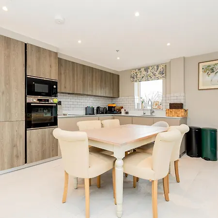 Apartment Stylish 2br Flat, 6 Min Chiswick Park Tube