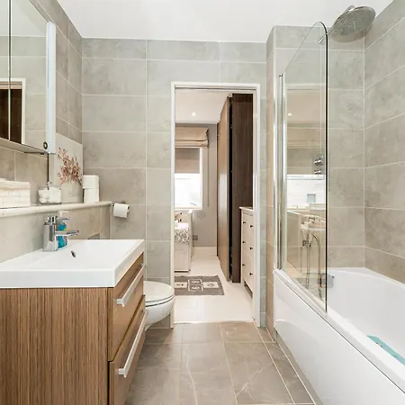 Stylish 2br Flat, 6 Min Chiswick Park Tube Apartment *