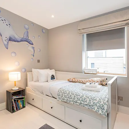 Apartment Stylish 2br Flat, 6 Min Chiswick Park Tube *