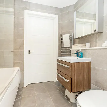 Stylish 2br Flat, 6 Min Chiswick Park Tube Apartment *