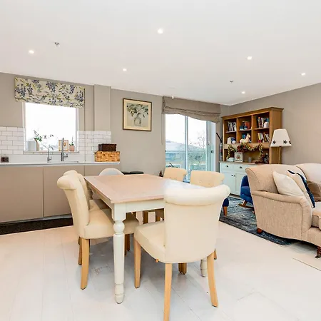 Stylish 2br Flat, 6 Min Chiswick Park Tube * London
