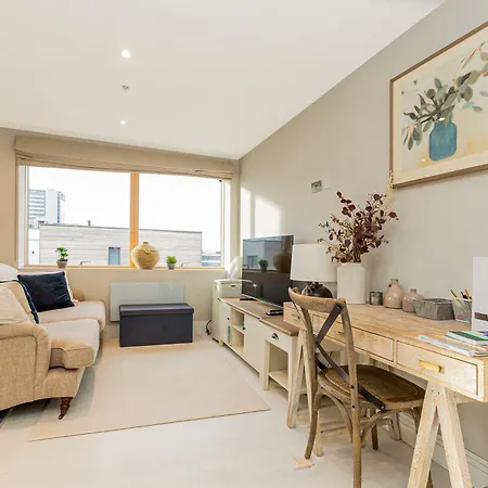 Stylish 2br Flat, 6 Min Chiswick Park Tube Apartment *