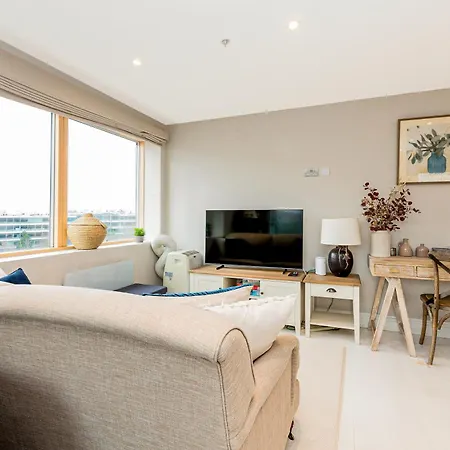 Apartment Stylish 2br Flat, 6 Min Chiswick Park Tube London