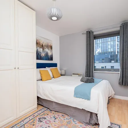 Apartment Modern Two Bed Two Bath Opposite Tube Station