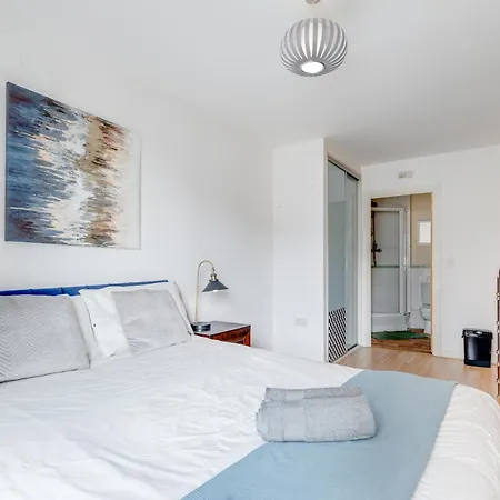 Modern Two Bed Two Bath Opposite Tube Station * London