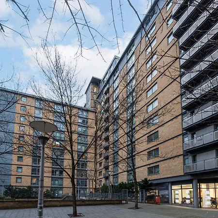 Modern Two Bed Two Bath Opposite Tube Station