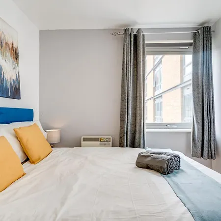 Apartment Modern Two Bed Two Bath Opposite Tube Station