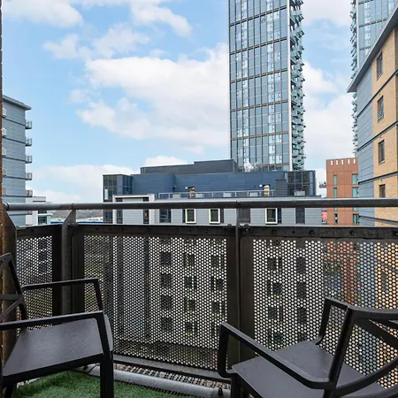 Modern Two Bed Two Bath Opposite Tube Station Apartment London